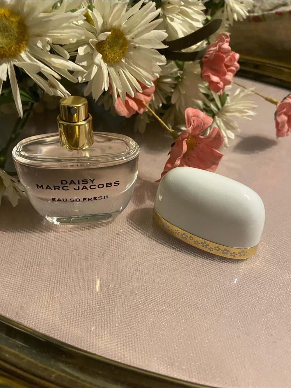 Marc Jacobs Daisy Eau So Fresh Mini Perfume - White & Gold Accents - Picture 2 of 4